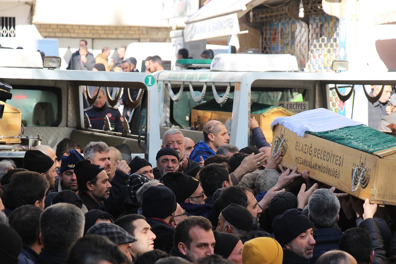Elazığ'daki depremde hayatını kaybeden 2 küçük kardeş aynı tabuta konuldu